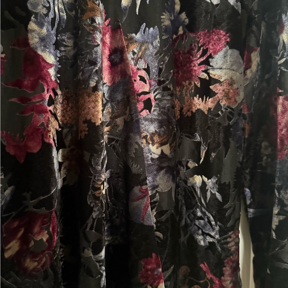 Velour knit / smooth sheen Floral Blouse - Picture 6 of 9